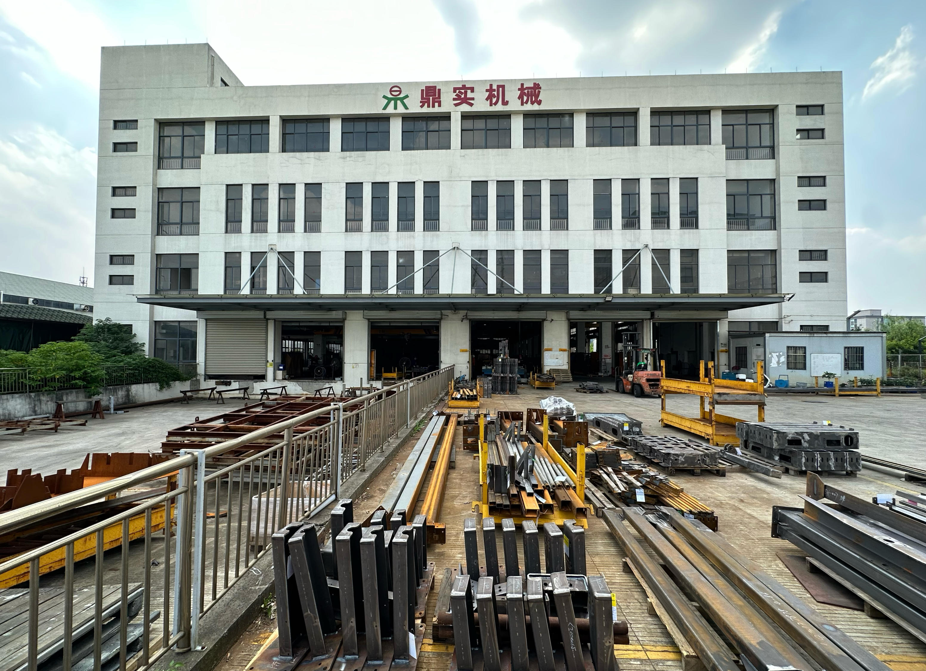 Vista reale della fabbrica di produzione intelligente Dingshi